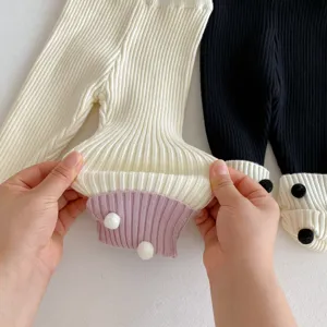 Detailaufnahme der Bündchentextur von Baby-Strickleggings, elastische Kleinkinderhose.