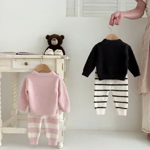 Joli ensemble pyjama en tricot chaud pour bébé d'hiver, haut manches longues et pantalon.