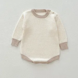 Baby Strick Strampler Langarm Body Detailansicht in elegantem Beige Ton für Kleinkinder