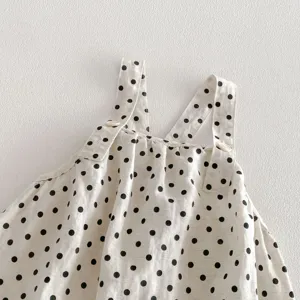 Baby Mädchen süße Punkte Baumwoll Latzhose Detailaufnahme, weicher Stoff und Muster.