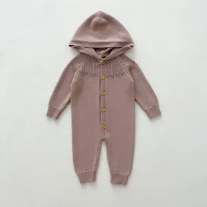 Cómodo pelele de punto para bebé con capucha y botones. Suave mono cálido para recién nacidos.