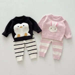 Détail de pyjama duveteux pour tout-petit, vêtement de nuit thermique doux vue à plat.
