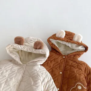 Gedetailleerde close-up van peuter winter gewatteerde jas met schattige berenoren capuchon.