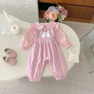 Süßer Baby Mädchen Strampler mit Blumenmuster und Hasen-Print, bequemer Langarm Einteiler.