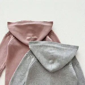 Detalle pelele tejido con capucha para bebé, material de punto de algodón suave, ropa cómoda otoño.