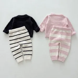 Détail d'ensemble de pyjama duveteux pour tout-petit, tenues d'intérieur douces et chaudes d'hiver.