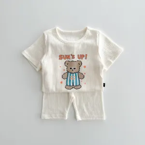 Simpatico set neonato con maglietta a maniche corte e pantaloncini con orsetto estate.