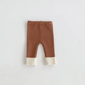 Dettaglio in maglia di leggings invernali da bambina con polsini a costine e morbidi.