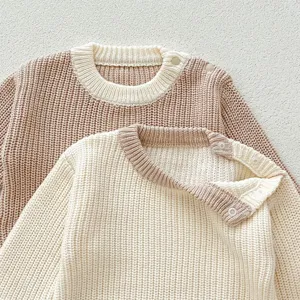 Strickpullover für Babys Detail, runder Ausschnitt mit Schulterknöpfen, weiche Kindermode.