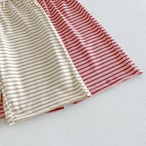Detailansicht von gestreiften Rippstrick-Babyshirts, weicher Stoff und elastisch für den Sommer.