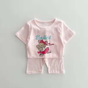 Delizioso completo neonata t-shirt e pantaloncini rosa a costine con orsetto, estate comoda.