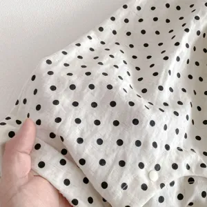 Weicher gepunkteter Baumwollstoff Detail Nahaufnahme für Baby Kinderbekleidung Mode.