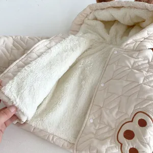 Baby winter gevoerde katoenen jas met capuchon detail met pluche voering en drukknopen.