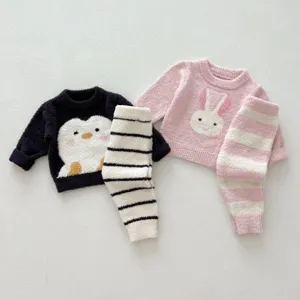 Détail mignon ensemble pyjama polaire hiver chaud enfant avec pingouin et lapin pelucheux.