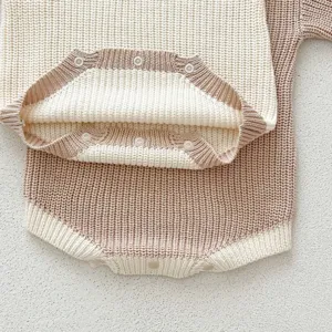 Detailansicht Baby Strick-Romper Druckknöpfe, weiche Rippstrick Textur, creme und braun.