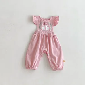 Süßer rosa Baby Mädchen Jumpsuit mit Rüschen und niedlichem Hasenprint, bequemer Strampler.