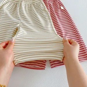 Baby Kleinkind gestreifte Shorts Stoff Detail Elastizität Stretch Ansicht weiße Oberfläche