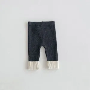 Dettaglio leggings a costine per neonati con polsino risvoltato e tessuto elastico