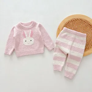 Vue détaillée de l'ensemble de pyjama d'hiver duveteux pour tout-petit avec pull lapin et pant.