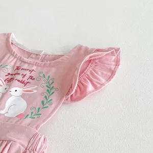 Süßes Baby Mädchen Strampler Detail, rosa rüschen Ärmel und süßer kleiner hase druck.