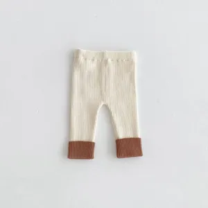 Leggings in maglia per neonato, pantaloni invernali bimbo con risvolto a coste, dettaglio.