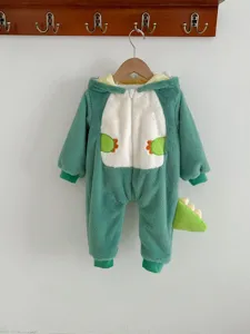 Dettaglio della tutina neonato in pile dinosauro con cappuccio, coda e morbido tessuto spesso.