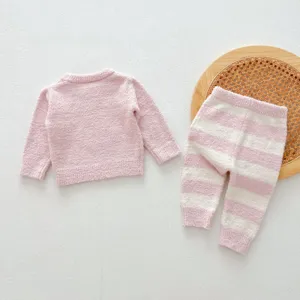 Ensemble pyjama pelucheux pour tout-petit avec haut rose et pantalon rayé mignon.