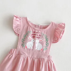 Charmendes rosa Baby Strampler Detail mit süßem Kaninchen Druck und Rüschenschultern.