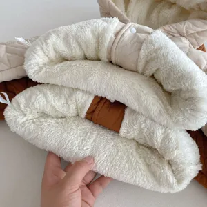 Gedetailleerd overzicht van de stijlvolle gewatteerde textuur en zachte fleece voering.