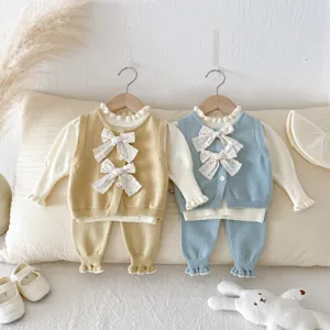 Carino set tre pezzi gilet lavorato a maglia camicetta e pantaloni invernali per bambina fiocchi