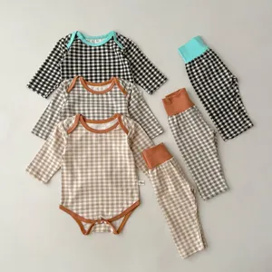 Set body e pantaloni a vita alta a quadri in cotone per neonati, a manica lunga.