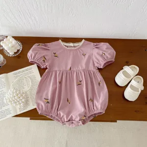Precioso pelele de manga corta para niña con delicado bordado de limón, suave tejido de algodón.