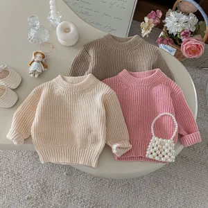 Detalle de suéter de punto liso para niña, ropa acogedora de manga larga para otoño.