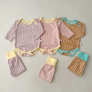 Set body manica lunga e pantaloni vita alta in neonato cotone, design a quadri carino.