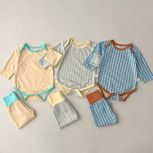 Set tutina e pantaloni a quadri per neonato in cotone, comodo abbigliamento da notte a maniche lunghe.