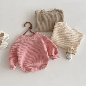 Detalles en primer plano del jersey de cuello redondo para niños, ropa de punto manga larga.