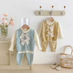 Set in maglia autunno inverno per neonata, gilet carino, camicia e pantaloni dettaglio 3 pezzi.