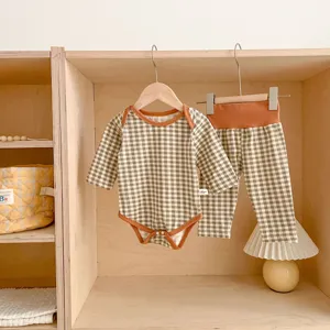 Set neonato in cotone a quadri, tutina a maniche lunghe e pantaloni a vita alta molto comodi.