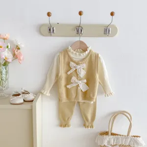 Dettaglio set gilet in maglia bambina, grazioso fiocco decorativo vestiti tre pezzi