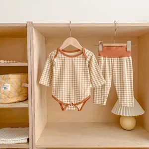 Completo body e pantaloni a vita alta a quadretti in cotone per neonati e bambini.