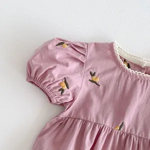 Lindo vestido de verano de manga corta para niña bebé con bordado de limón. Vista detallada.