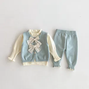Set completo lavorato a maglia per neonata con grazioso gilet e pantaloni abbinati.