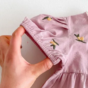 Detalle de vestido de verano manga corta niña, tierno bordado de limón, diseño de puño elástico.