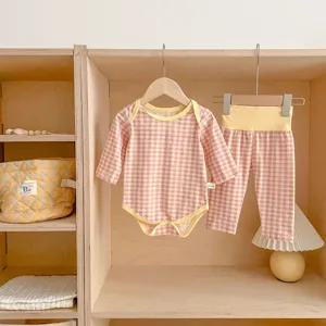 Grazioso set neonato con body a maniche lunghe e pantaloni a quadri rosa di cotone