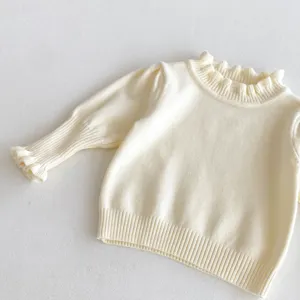 Dettaglio maglione neonato bianco, collo a volant carino, primo piano morbido, top bimbo