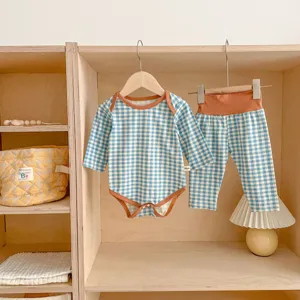 Set due pezzi tutina a maniche lunghe a quadri e pantaloni vita alta per neonati.