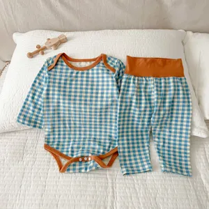 Set body e pantaloni a quadri in cotone per neonato, pigiama a maniche lunghe in due pezzi.