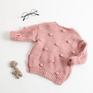 Detailweergave van gebreid vestje voor babymeisjes, schattige wintertop voor pasgeborenen.