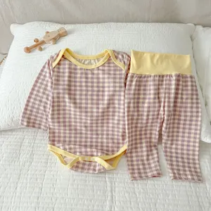Completo neonato in cotone a quadri, tutina a manica lunga e pantaloni a vita alta, dettaglio.