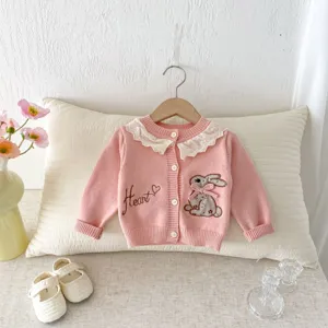 Schattig roze gebreid babyvestje met delicate kantkraag en schattig geborduurd konijntje.